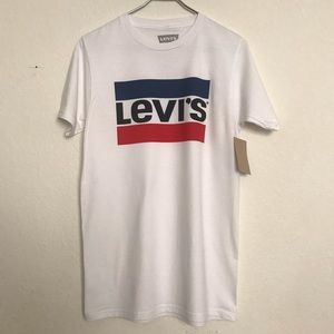 🔥 PRICE DROP 🔥 NWT Designed Levi’s Shirt